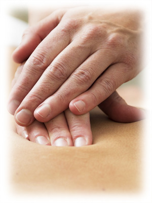 chiropraktik Zwei Hände üben Chiropraktik an einem Rücken aus